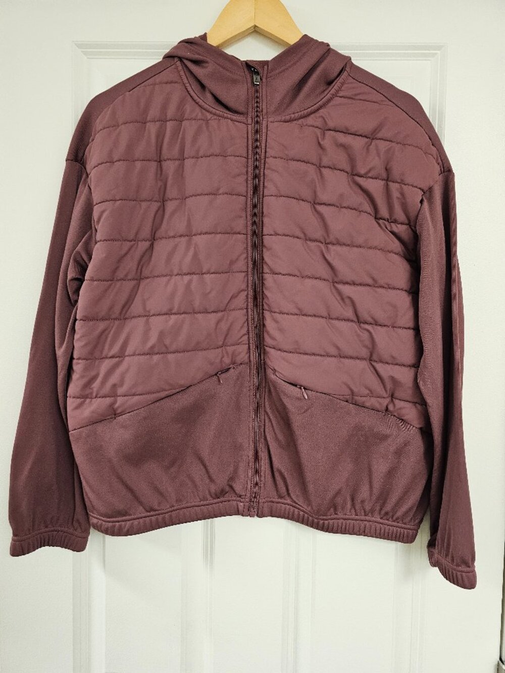 Avalanche Women's hooded quilted puffer jacket, size Large, zip closure